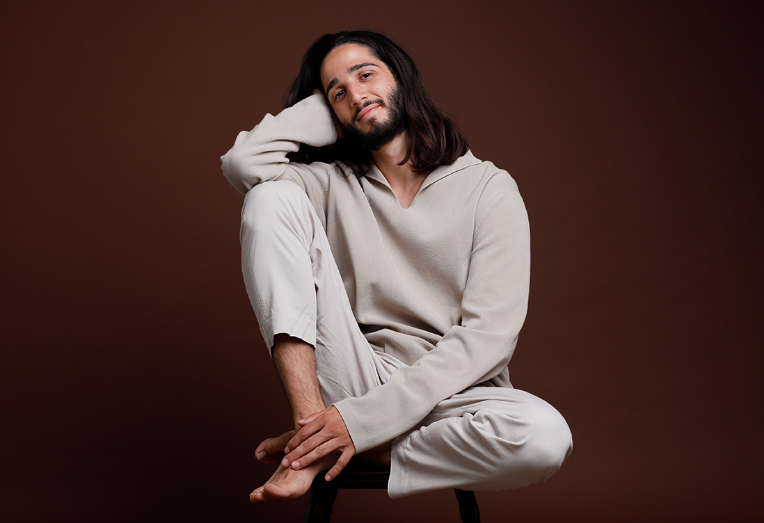 סתיו גולדברג יושב על הרצפה