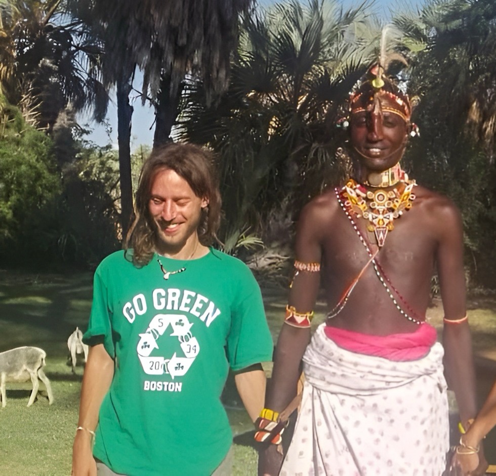 יואב עם בני שבט הסמבורו ליד אגם טורקאנה בקניה בשנת 2010.