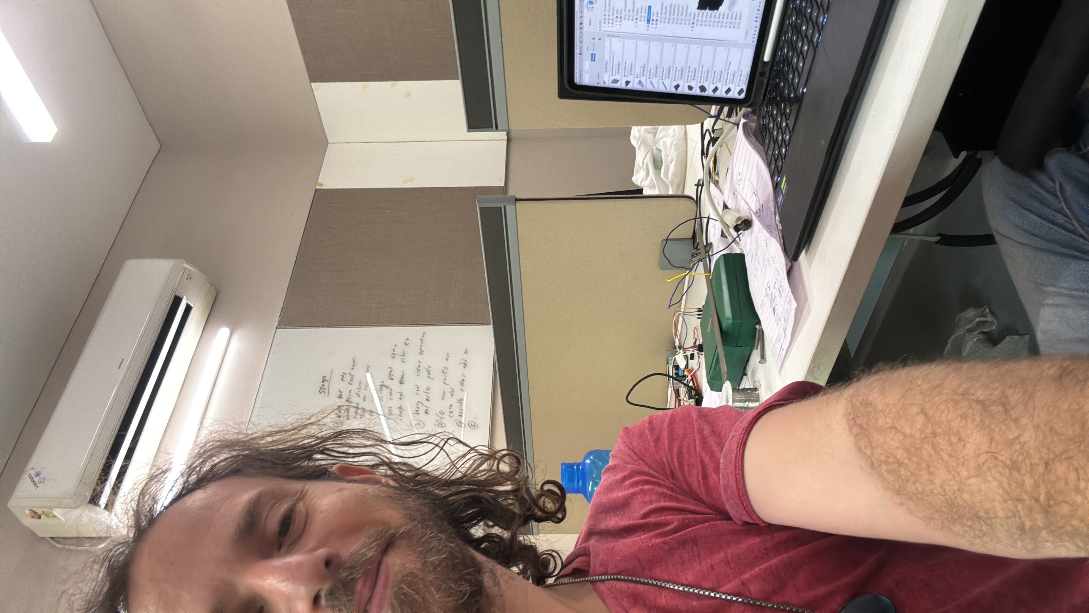 אב טיפוס של הסיטאר ההרמוני במהלך הפיתוח.