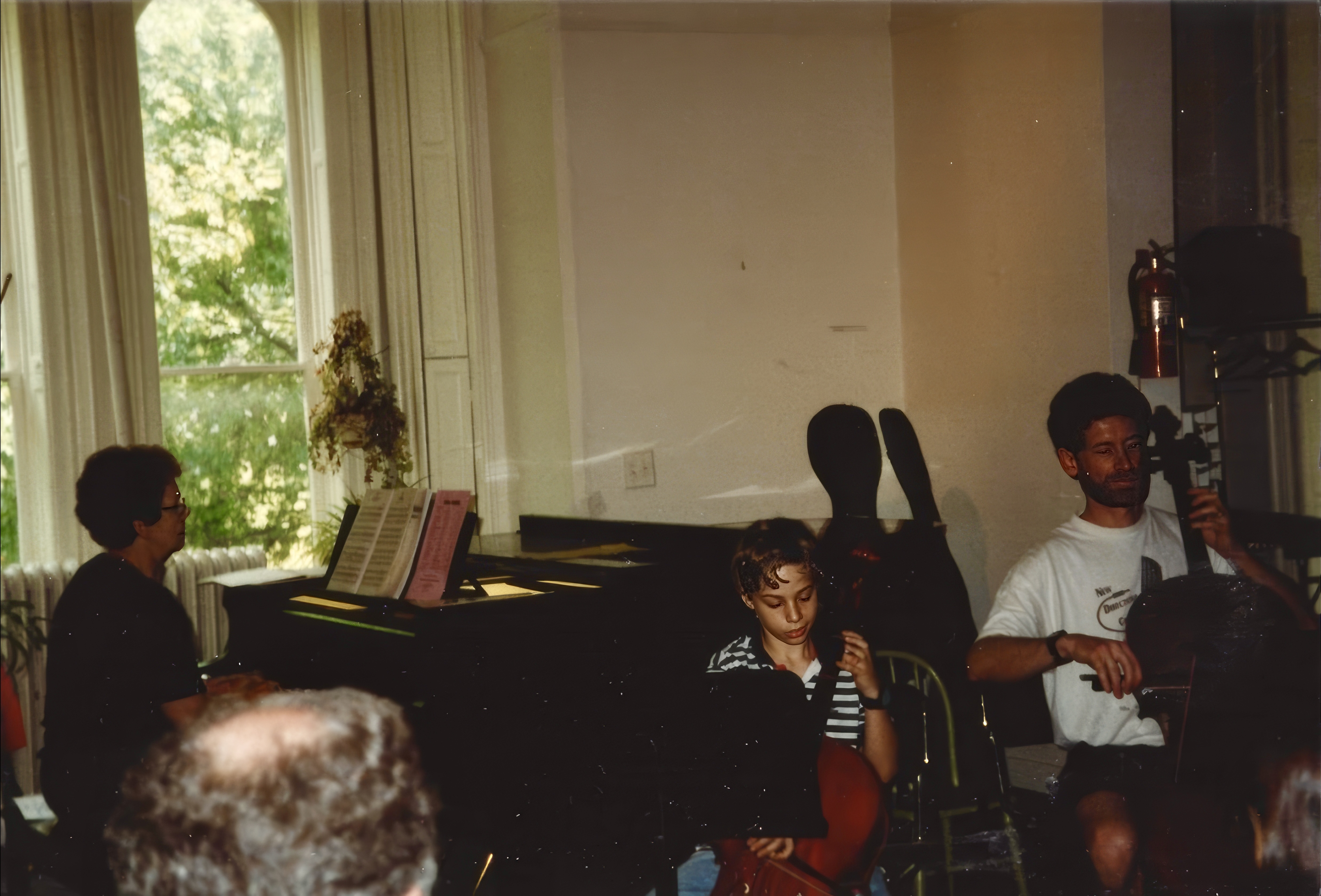 יואב מנגן צ'לו בילדותו.