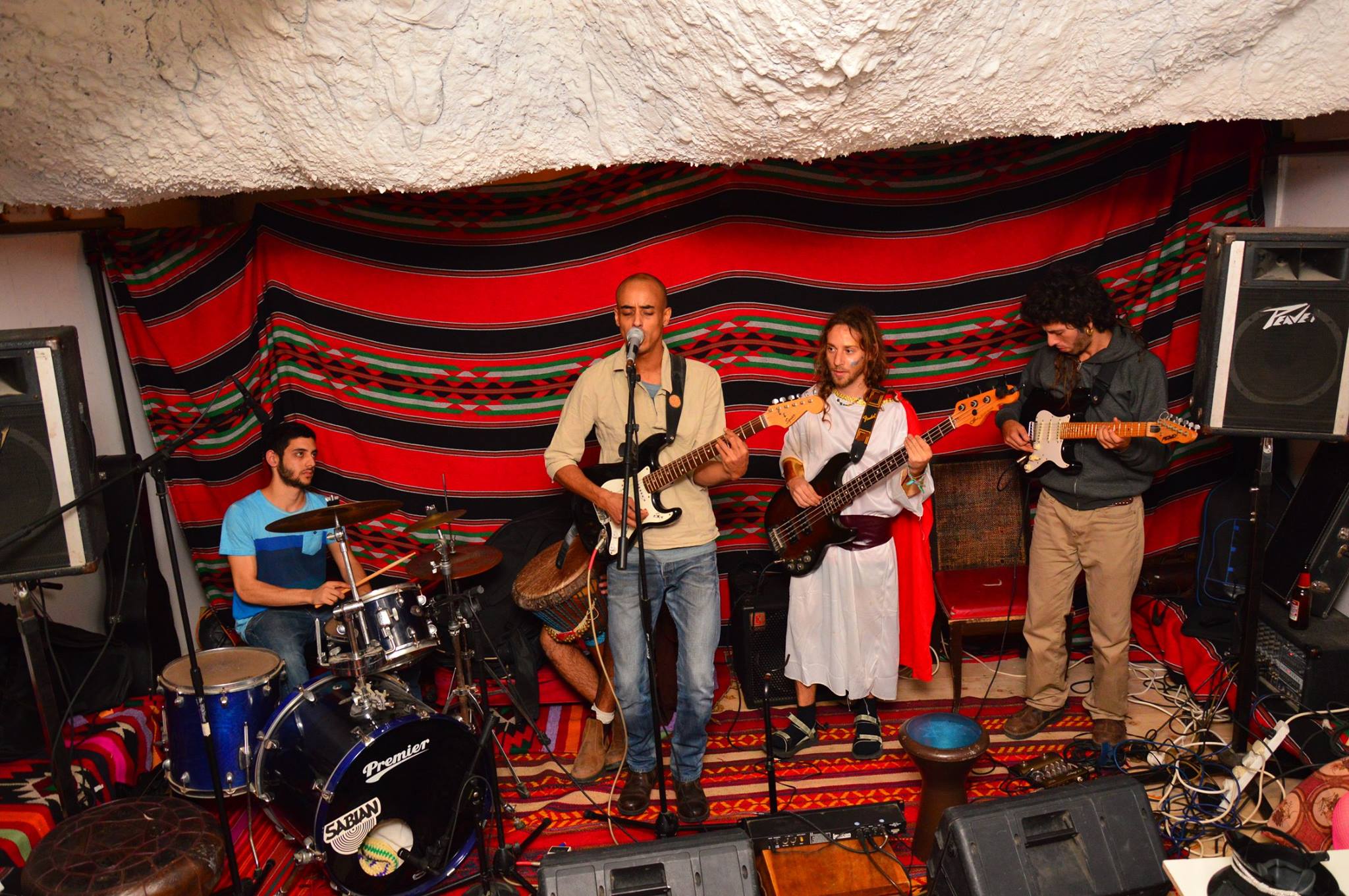 יואב מנגן בס עם Lions of Zion.