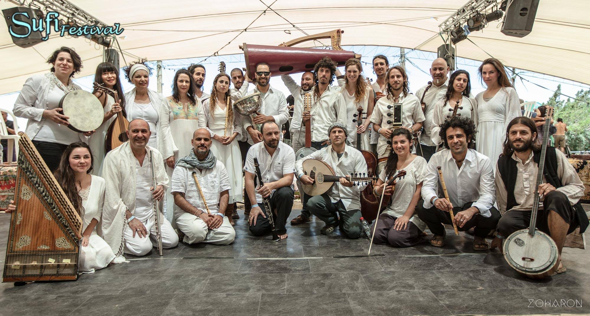 יואב פקטה מנגן סיטאר עם התזמורת הסופית של הראל שחל.