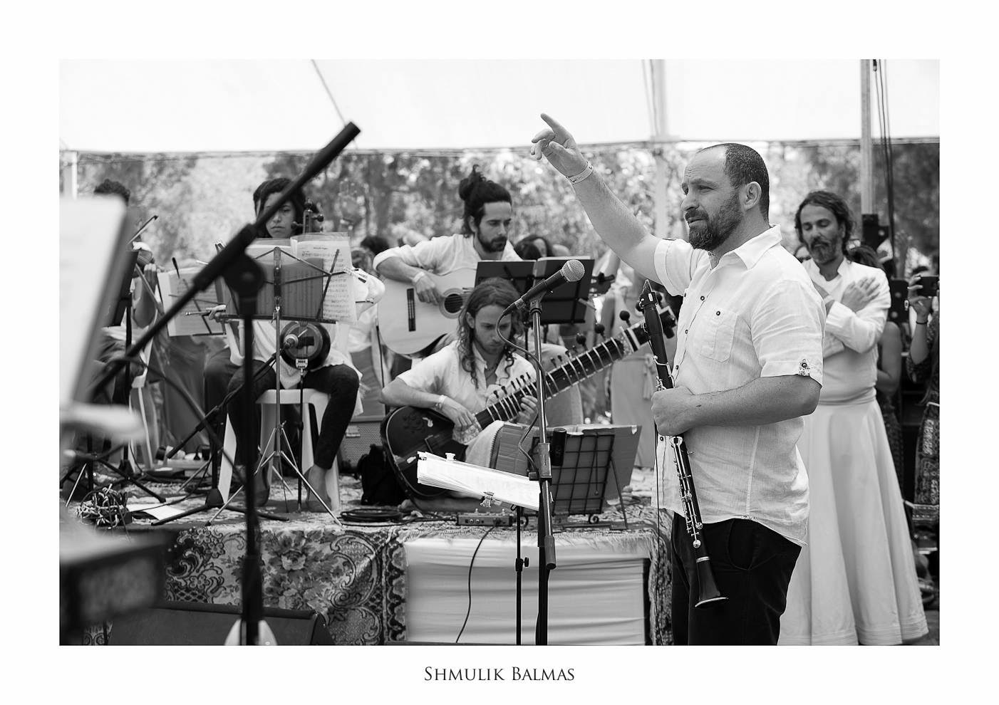 יואב מנגן עם התזמורת הסופית בזמן שהראל שחל מנצח.