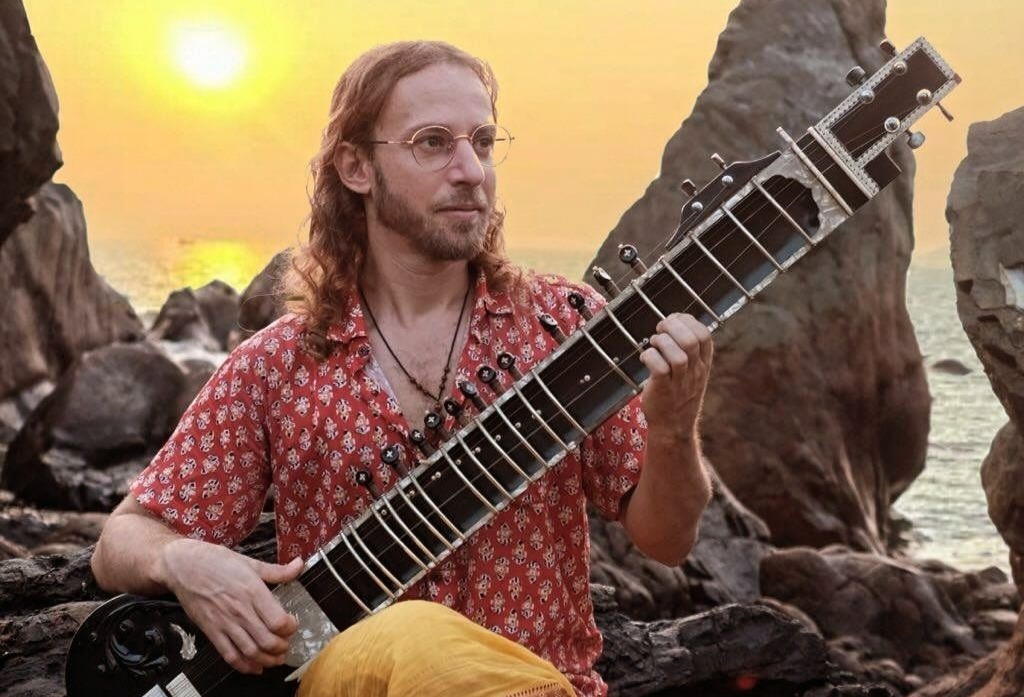 יויו סיטאר בדיוקן דרמטי מהופעה חיה.