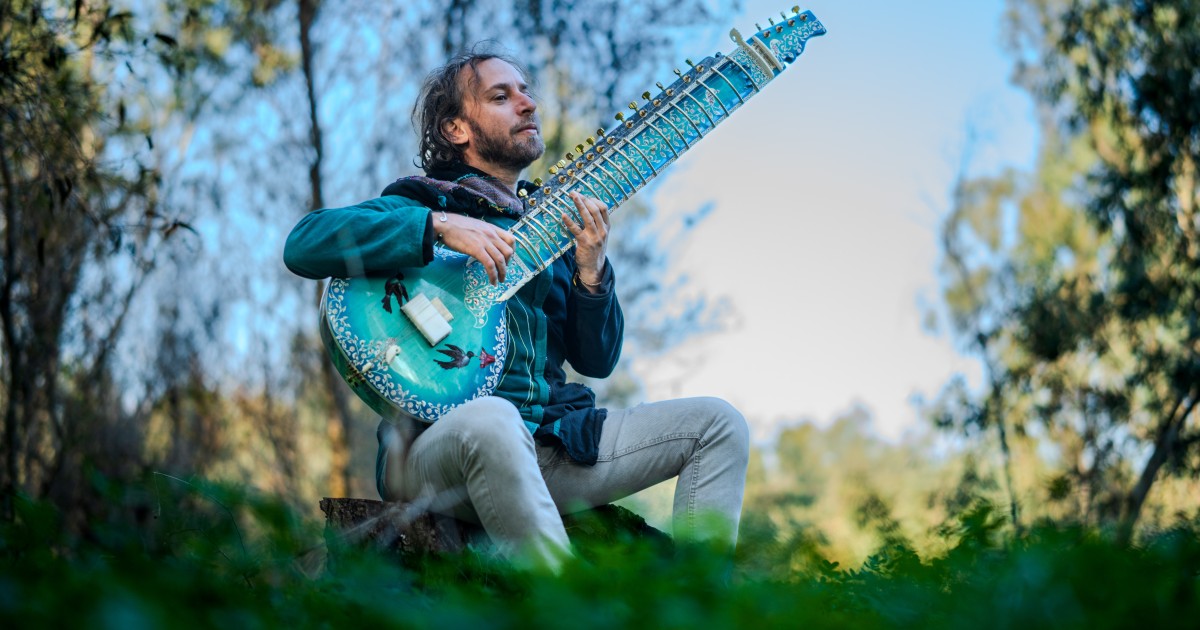 יויו סיטאר בהופעת Sound Ceremony מדיטטיבית.